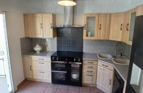 Entressen House | House with garden in a village in Provence, very popular with tourists.