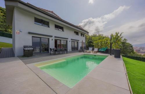 Uribarri House | House with pool and panoramic view of Bilbao
