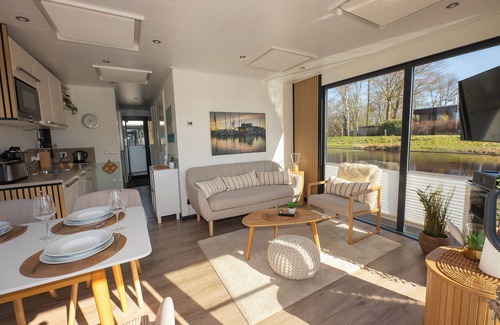 Bad Bederkesa House | Houseboat 1 See-Treff. Firmly anchored and with a panoramic view.