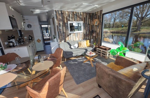 Bad Bederkesa House | Houseboat 6 Seeprinz. Romantic and firmly anchored.