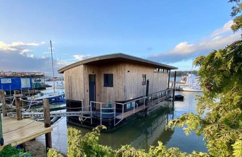 Bembridge Boat Rental | Houseboat Eleuthera