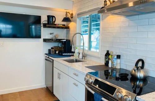 North End Boat Rental | HouseBoat Endless Summer- Luxury Houseboat on the