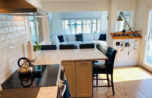 North End Boat Rental | HouseBoat Endless Summer- Luxury Houseboat on the