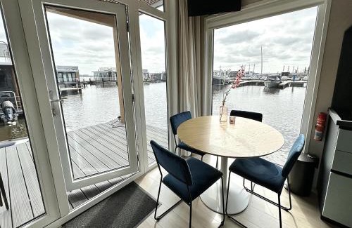 Offingawier Boat Rental | Houseboat in Sneek with Lake Views