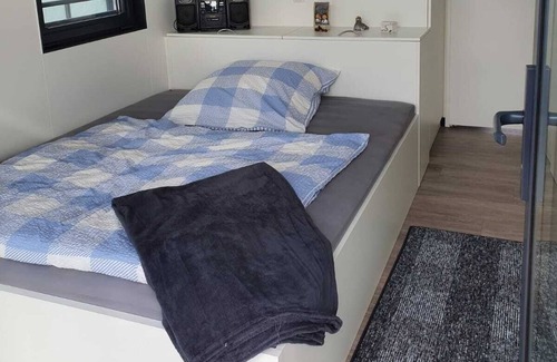 Braunsbedra House | Houseboat Nessi! Vacation on the Geiseltalsee!