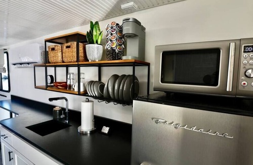 North End House | Houseboat Poseidon's Escape