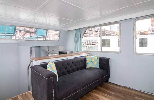 North End House | Houseboat Taurus: Amazing Water Front Views!