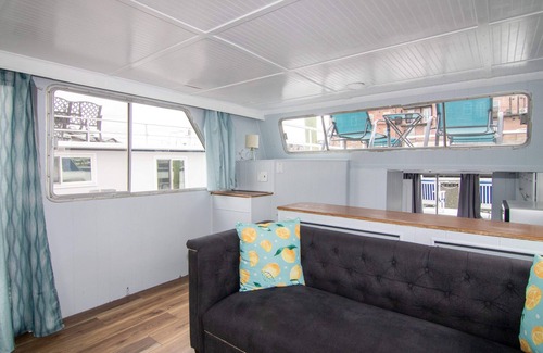 North End House | Houseboat Taurus: Amazing Water Front Views!