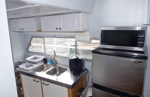 North End House | Houseboat Taurus: Amazing Water Front Views!