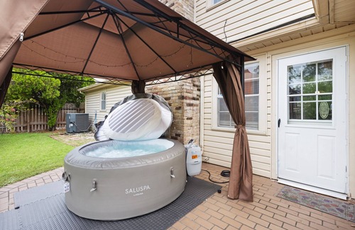 Ponderosa Forest House | Houston Escape w/Movie Room, Game Fun & Hot Tub , 15 Min IAH