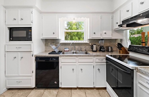 Clodine House | Houston Pool Heaven | BBQ Games | WiFi | Sleep 16