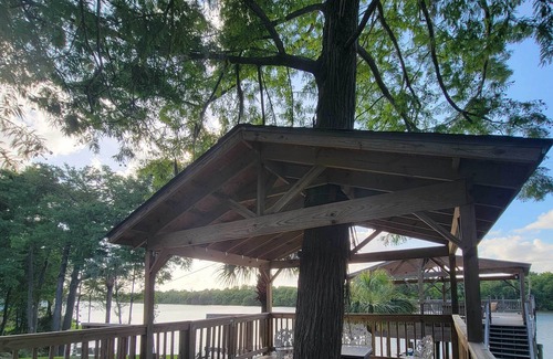 Barrett House | Houston Riverfront Cabin w/ Private Beach & Dock!