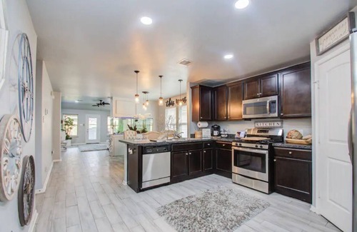 Houston House | Houston Sophisticated 4 room home W/Backyard Escape