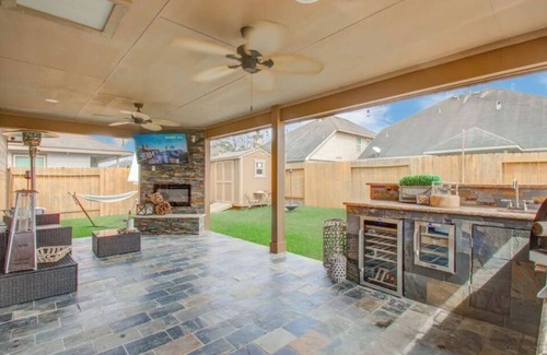 Houston House | Houston Sophisticated 4 room home W/Backyard Escape