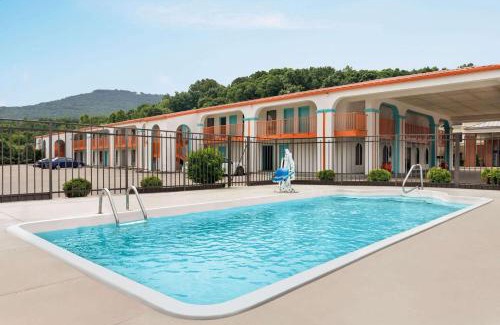 Lookout Valley Neighborhood Association Hotel | Howard Johnson by Wyndham Chattanooga Lookout Mountain I-24