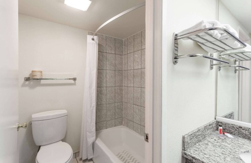 Norco Hotel | Howard Johnson by Wyndham Norco