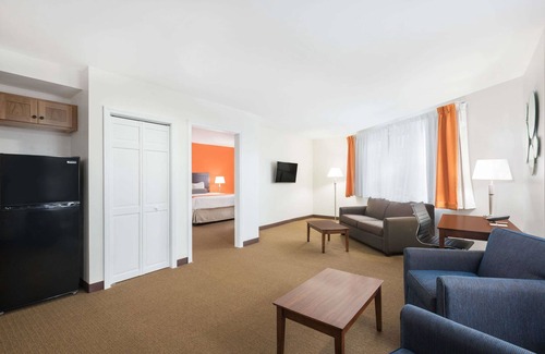 Wollaston Hotel | Howard Johnson by Wyndham Quincy/Boston