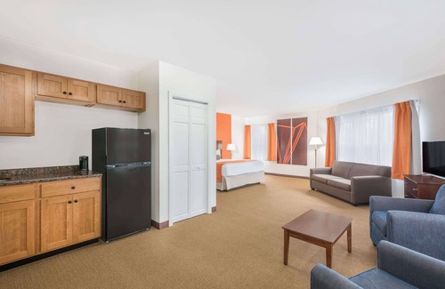 Wollaston Hotel | Howard Johnson by Wyndham Quincy/Boston