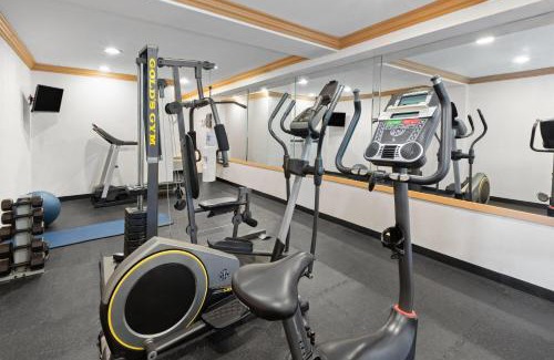 Romulus Hotel | Howard Johnson by Wyndham Romulus Detroit Metro Airport