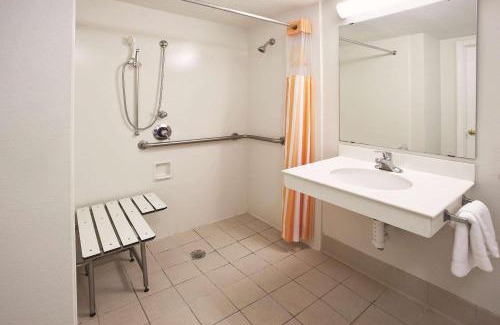 Columbus Hotel | Howard Johnson by Wyndham Columbus Fort Moore