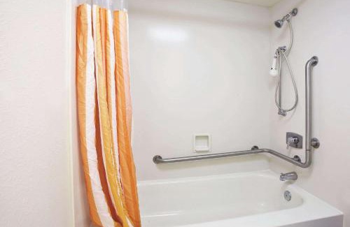Columbus Hotel | Howard Johnson by Wyndham Columbus Fort Moore