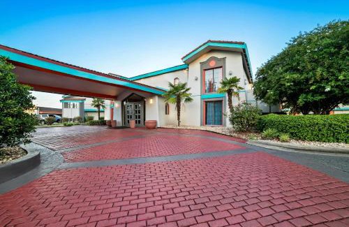 Columbus Hotel | Howard Johnson by Wyndham Columbus Fort Moore