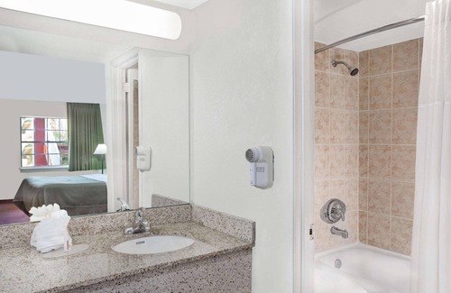 Fort Myers Hotel | Howard Johnson by Wyndham Ft. Myers FL