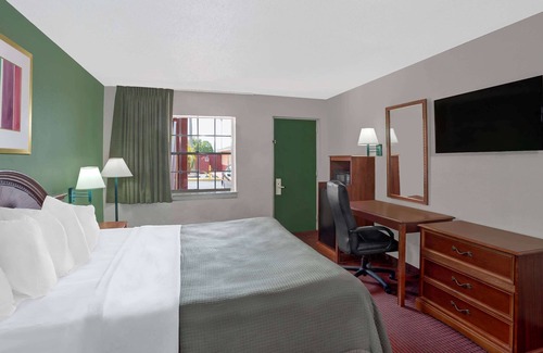 Fort Myers Hotel | Howard Johnson by Wyndham Ft. Myers FL