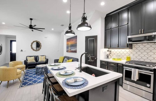 Flour Bluff House | Howdy Holiday: Laguna Oasis