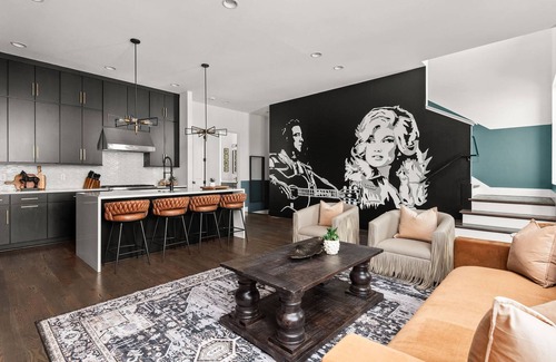 Katie Hill Neighborhood Condo | Howdy Honey! 8 Beds ~ Hot Tub with Double Deck Rooftop & Amazing City Views ~ 3 Miles to Broadway!