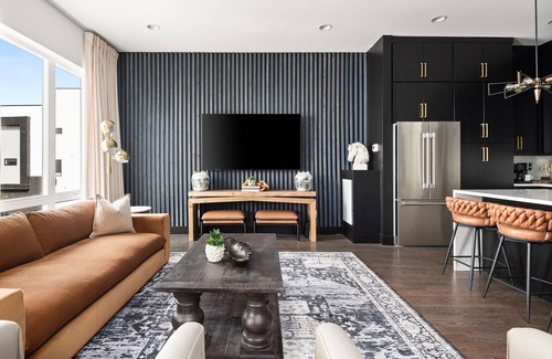 Katie Hill Neighborhood Condo | Howdy Honey! 8 Beds ~ Hot Tub with Double Deck Rooftop & Amazing City Views ~ 3 Miles to Broadway!
