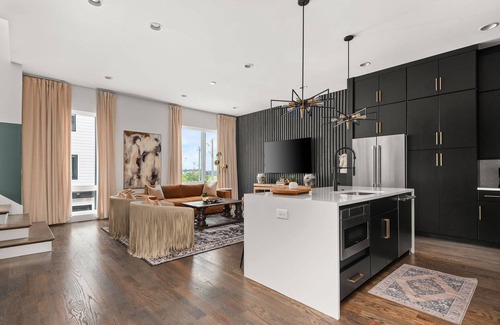 Katie Hill Neighborhood Condo | Howdy Honey! 8 Beds ~ Hot Tub with Double Deck Rooftop & Amazing City Views ~ 3 Miles to Broadway!