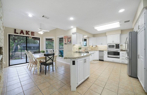 Horseshoe Bay Cabin | Howdy House @HSB Waterfront Private Pool Day Docking 4 BD/3BA for 12