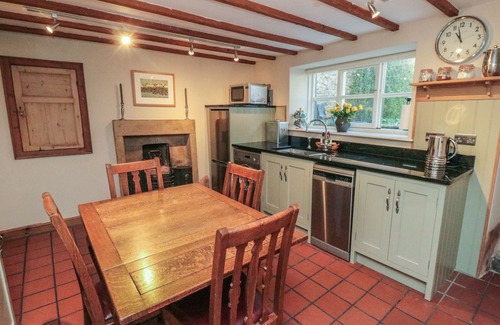 Kirkbymoorside Cottage | HOWE END COTTAGE, pet friendly, with a garden in Kirkbymoorside