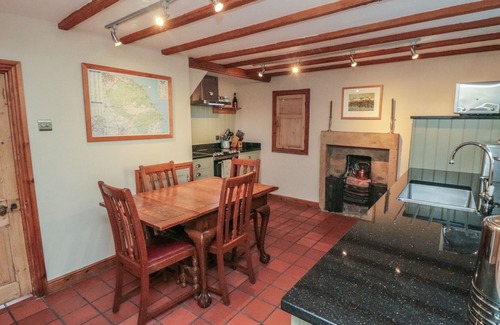 Kirkbymoorside Cottage | HOWE END COTTAGE, pet friendly, with a garden in Kirkbymoorside