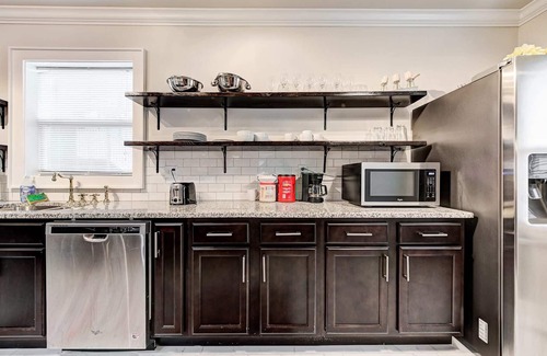 Lincoln Terrace Apartment | Howes Capitol II-Sleek & spacious-walk to OU Med