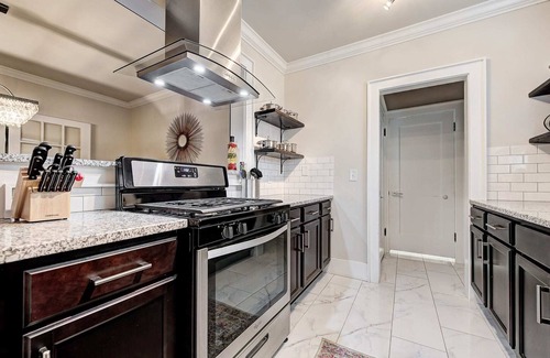 Lincoln Terrace Apartment | Howes Capitol II-Sleek & spacious-walk to OU Med