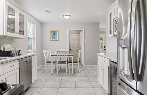 Westbury House | HTown Escape Big Pool Pet-friendly Sleeps 12 4TVs Grill