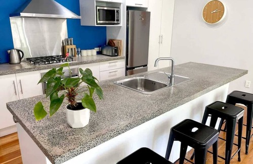 New Plymouth House | Huatoki Hideaway in New Plymouth