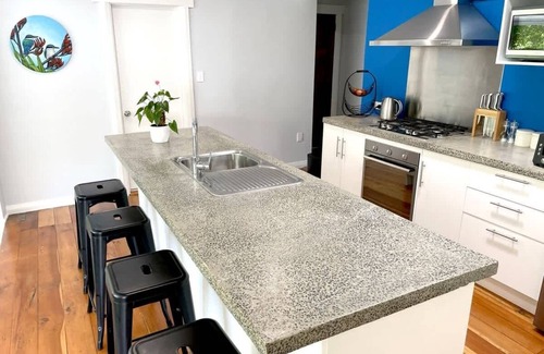 New Plymouth House | Huatoki Hideaway in New Plymouth