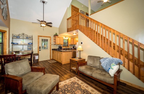 Helen Cabin | 🍁 Huckleberry Cabin - wifi, Fireplace, fire pit, VIEWS! Only 3 miles To Helen!