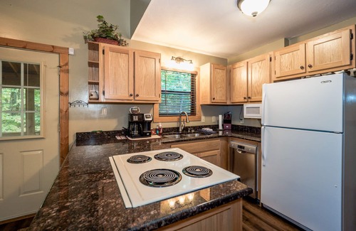 Helen Cabin | 🍁 Huckleberry Cabin - wifi, Fireplace, fire pit, VIEWS! Only 3 miles To Helen!