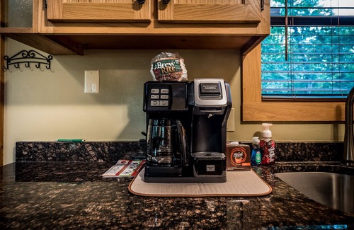 Helen Cabin | 🍁 Huckleberry Cabin - wifi, Fireplace, fire pit, VIEWS! Only 3 miles To Helen!