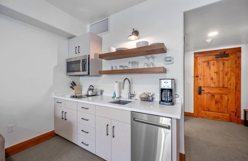 Tamarack Apartment | Huckleberry Haven Lodge King Studio Condo - Peaceful Studio With Fireplace and Jet Tub
