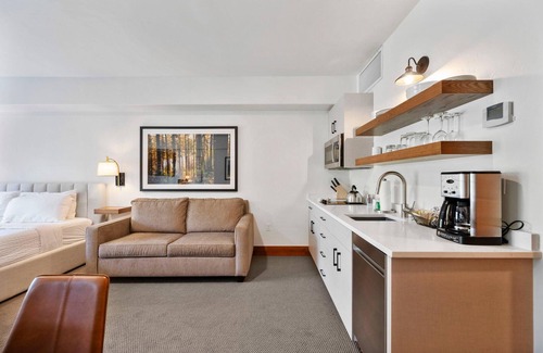 Tamarack Apartment | Huckleberry Haven Lodge King Studio Condo - Peaceful Studio With Fireplace and Jet Tub