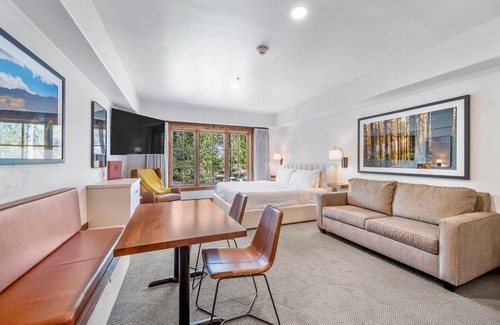 Tamarack Apartment | Huckleberry Haven Lodge King Studio Condo - Peaceful Studio With Fireplace and Jet Tub