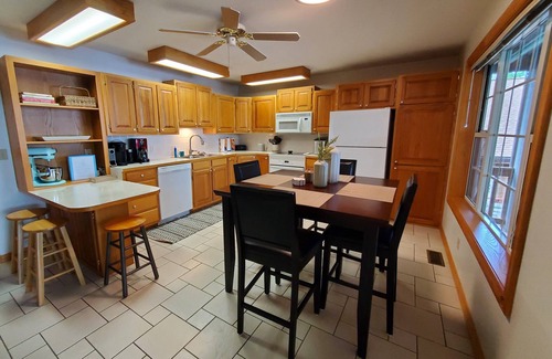 Lost Bridge Village House | Huckleberry Shores-Lakefront & Lakeview Home-Near Boat Launch-Swimming Pool.