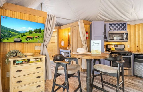 Bryson City Cabin | Huckleberry, Upscale & Cozy Stunning Glamping near GSMNP, Authentic Safari Tent