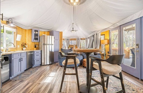 Bryson City Cabin | Huckleberry, Upscale & Cozy Stunning Glamping near GSMNP, Authentic Safari Tent