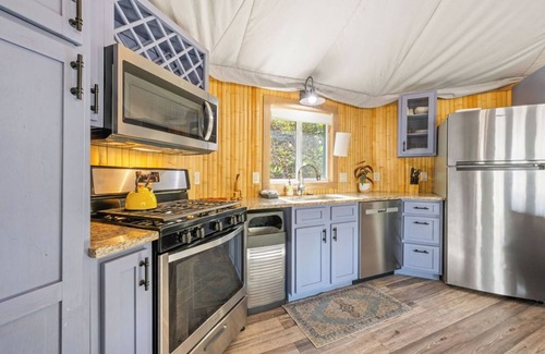Bryson City Cabin | Huckleberry, Upscale & Cozy Stunning Glamping near GSMNP, Authentic Safari Tent